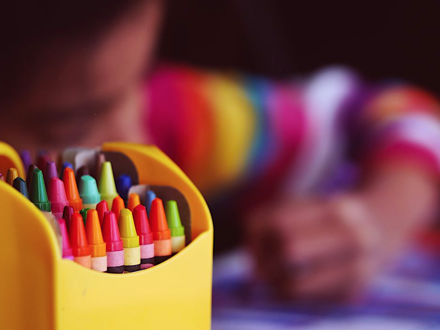 Enfant et crayons - Mon enfant choisit des couleurs bizarres